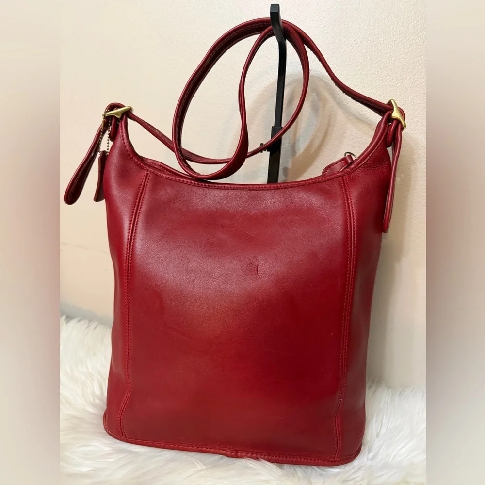 Rare Vintage Coach Vibrant Red Leather Shoulder Bag. #9060